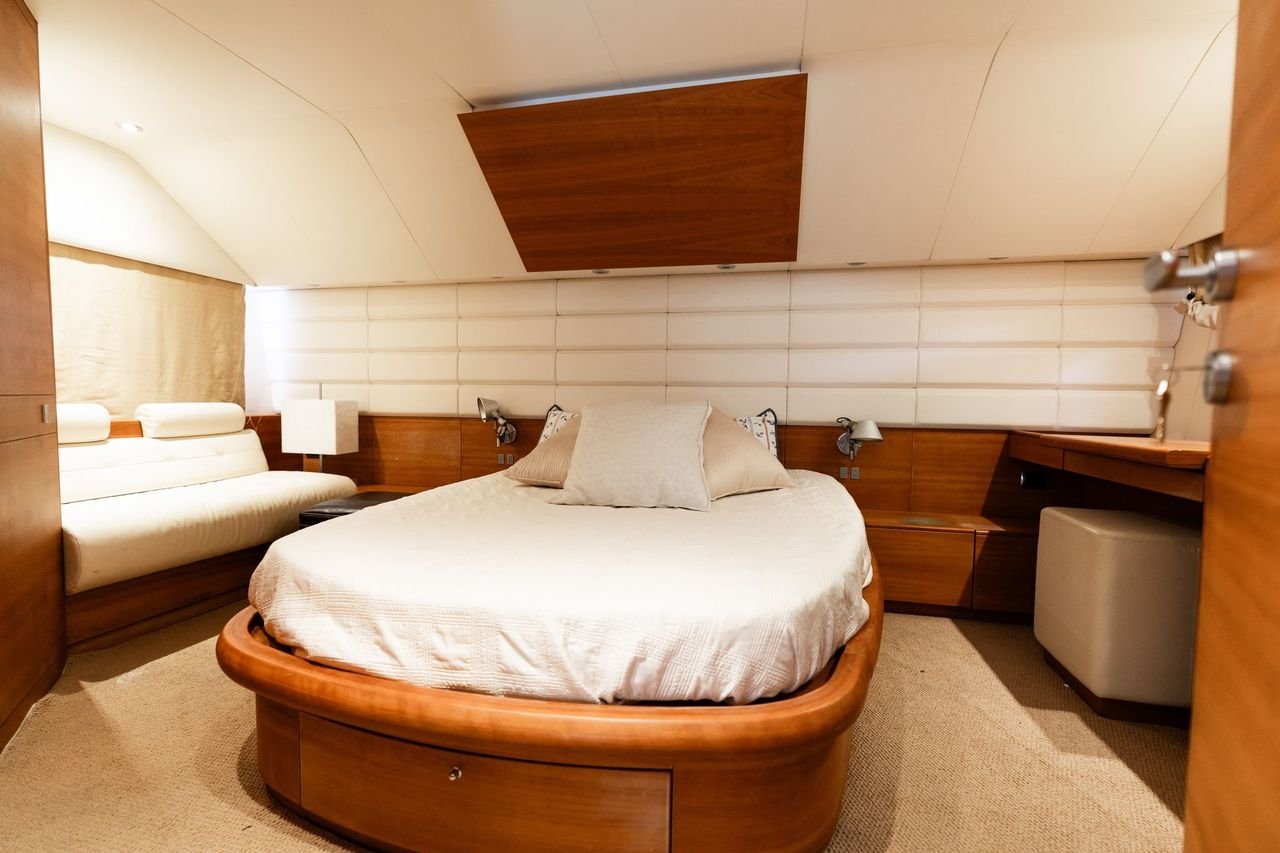 75ft Aicon master cabin