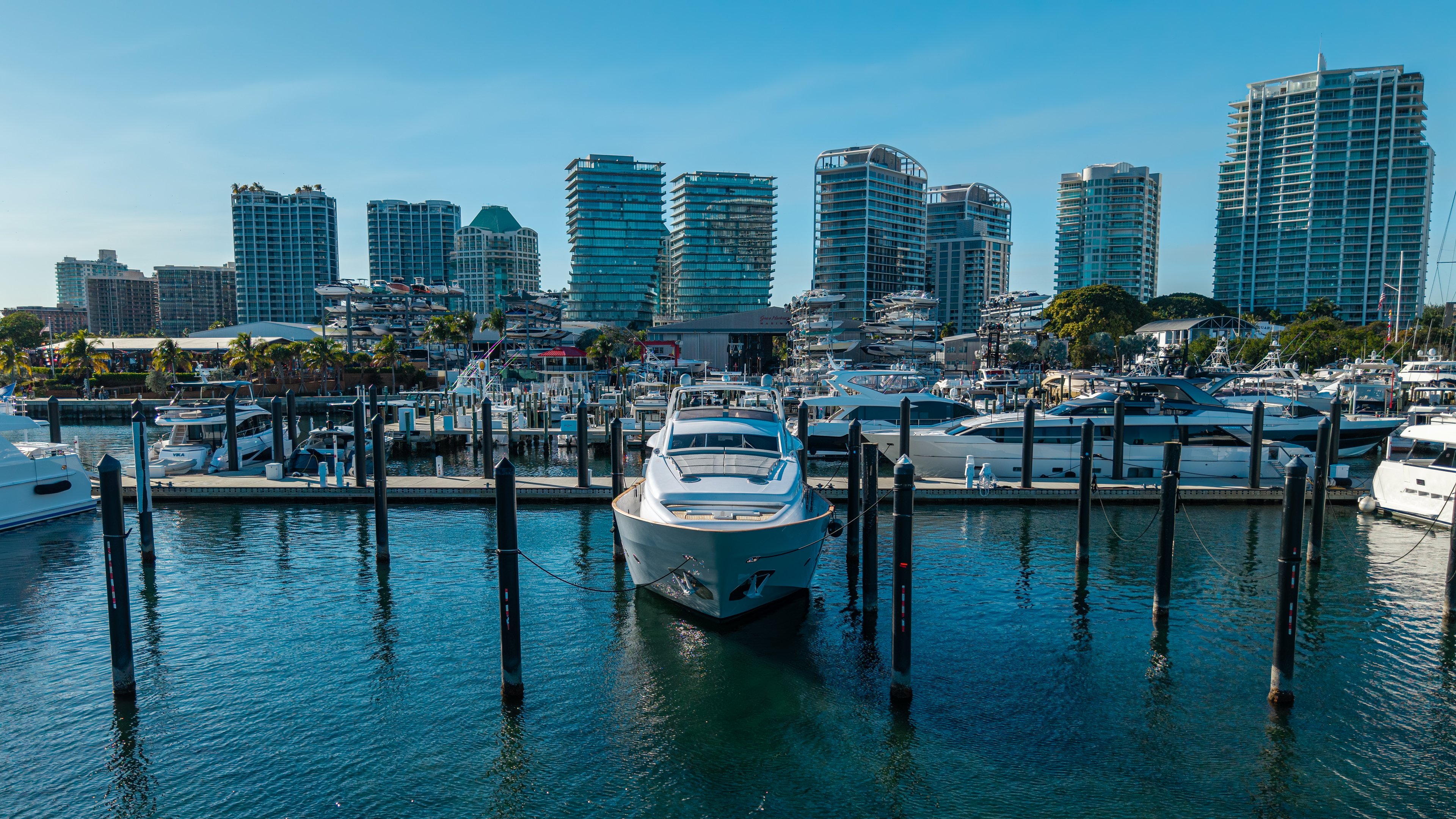 110ft Antago bow view