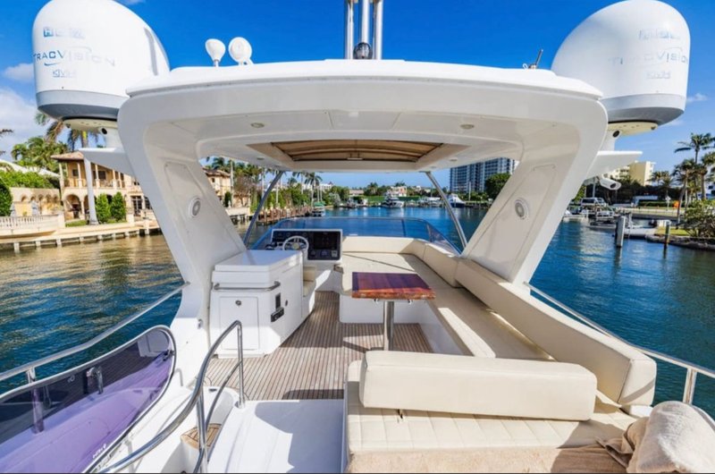 Azimut 55 flybridge deck
