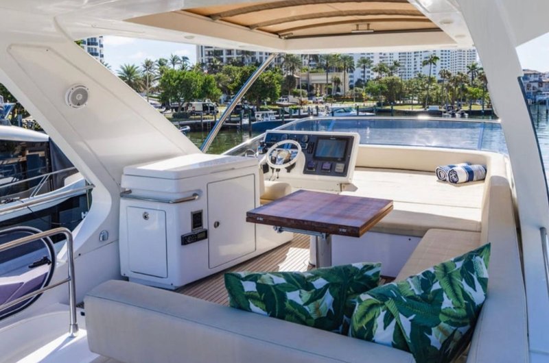 Azimut 55 flybridge seating