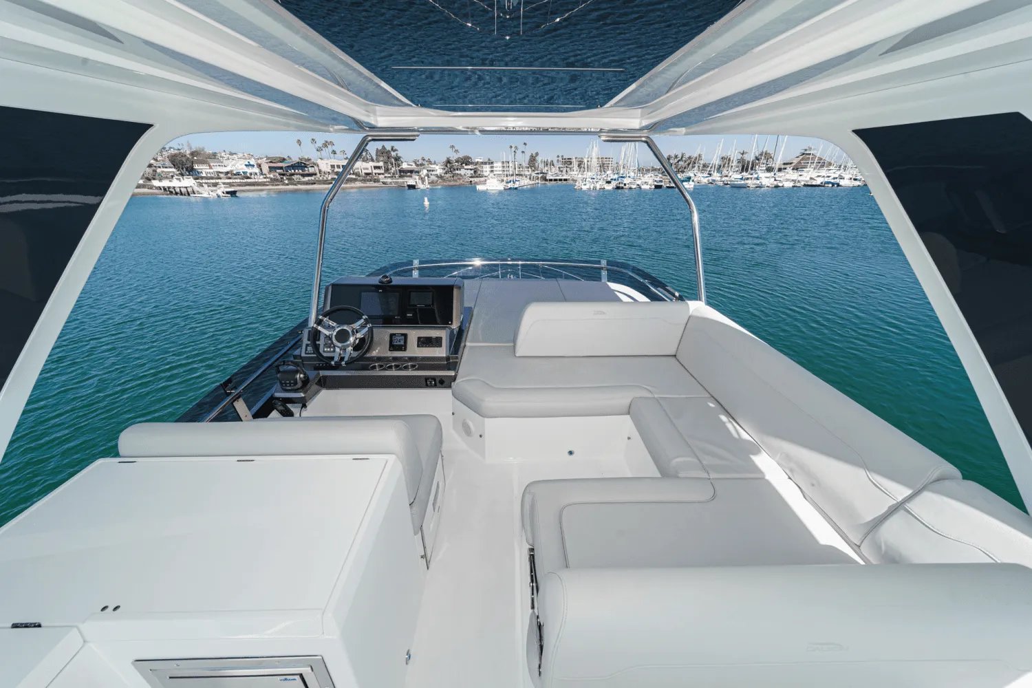 Galeon 2025 cockpit helm view