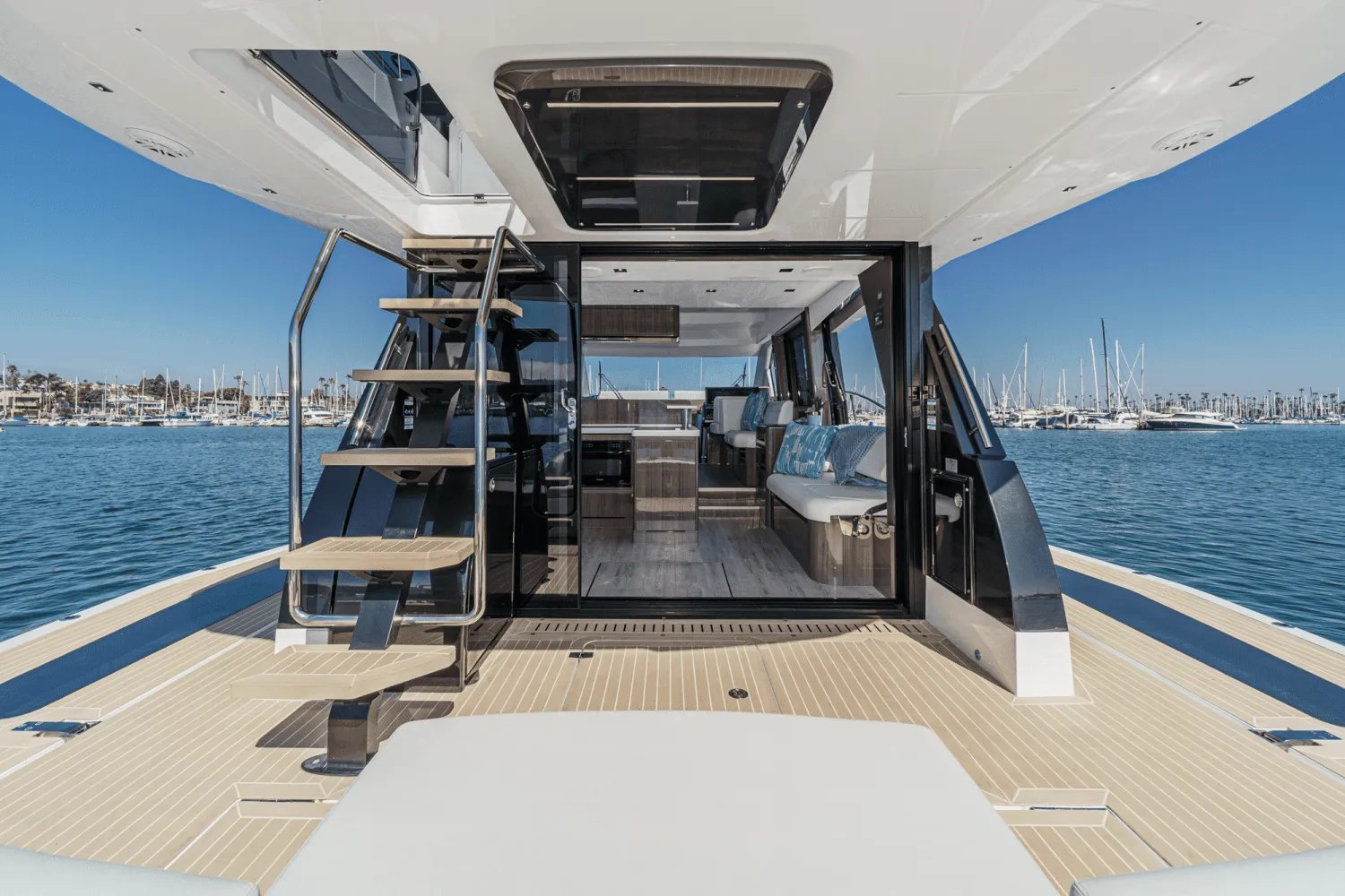 Galeon 2025 aft deck open salon