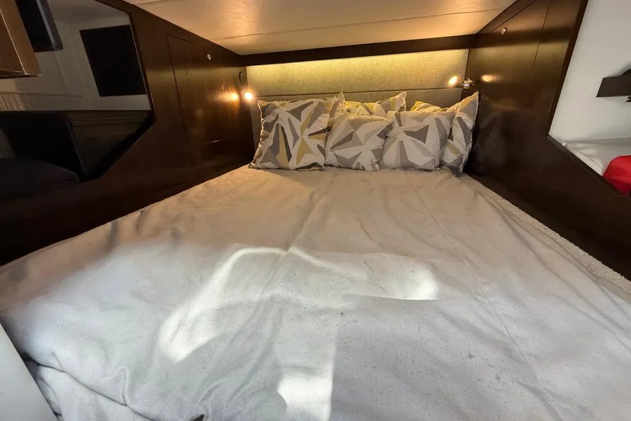 38ft GLS Cruiser master berth