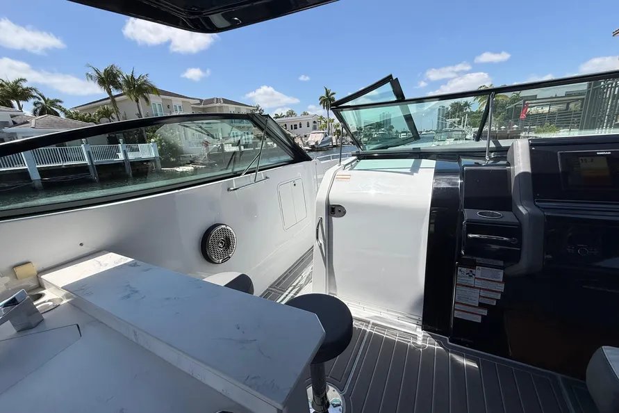 38ft GLS Cruiser cockpit helm