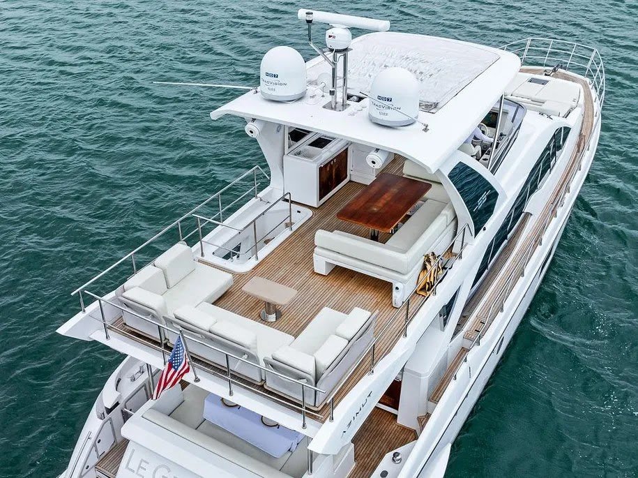 Le Grand Bleu aerial flybridge