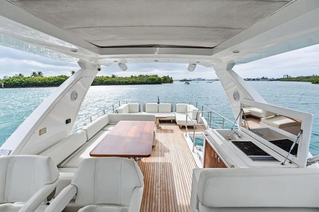 Le Grand Bleu flybridge dining