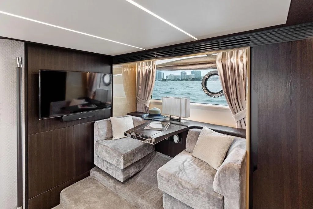 Le Grand Bleu VIP lounge cabin