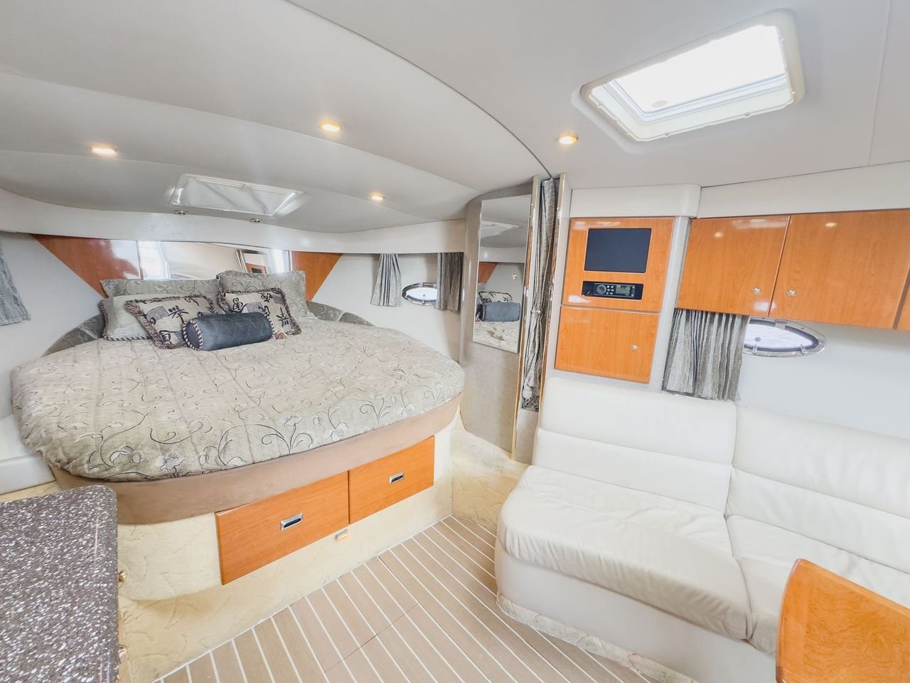 37ft Monterrey master cabin