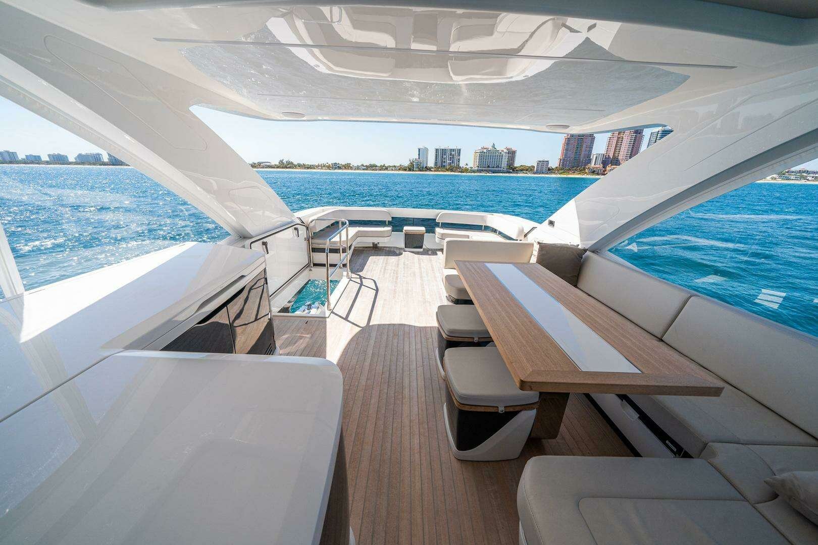 Pearl 62 flybridge dining