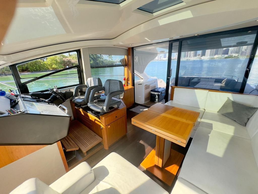 60ft Sunseeker Predator helm