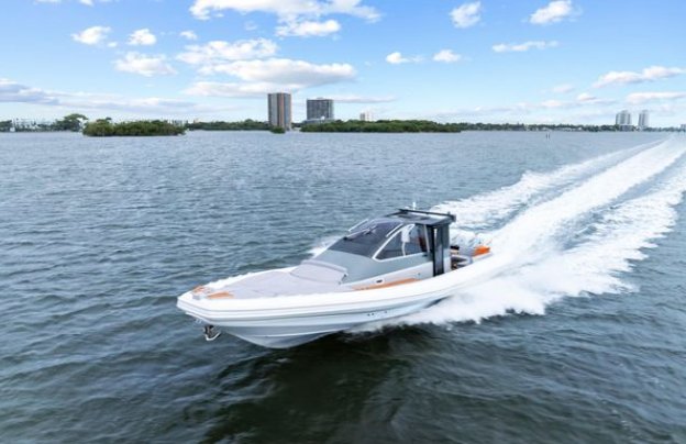 Targa underway Biscayne Bay