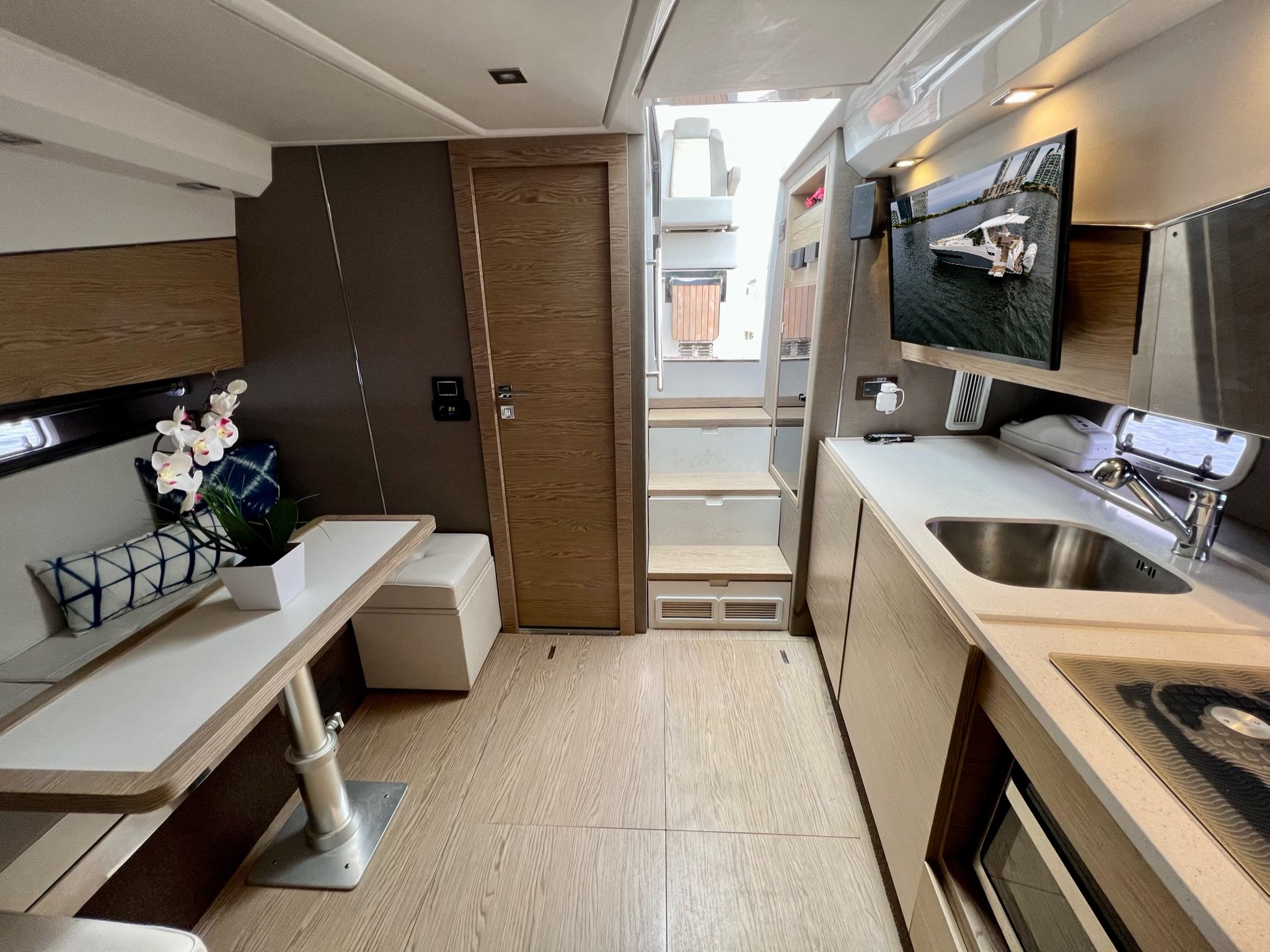 Azimut Verve interior dining